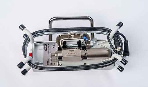 Display mit Schutzklappe und Messsonde des MLA900