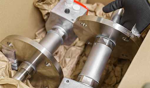 Mitarbeiter verpackt Messgeräte in Karton